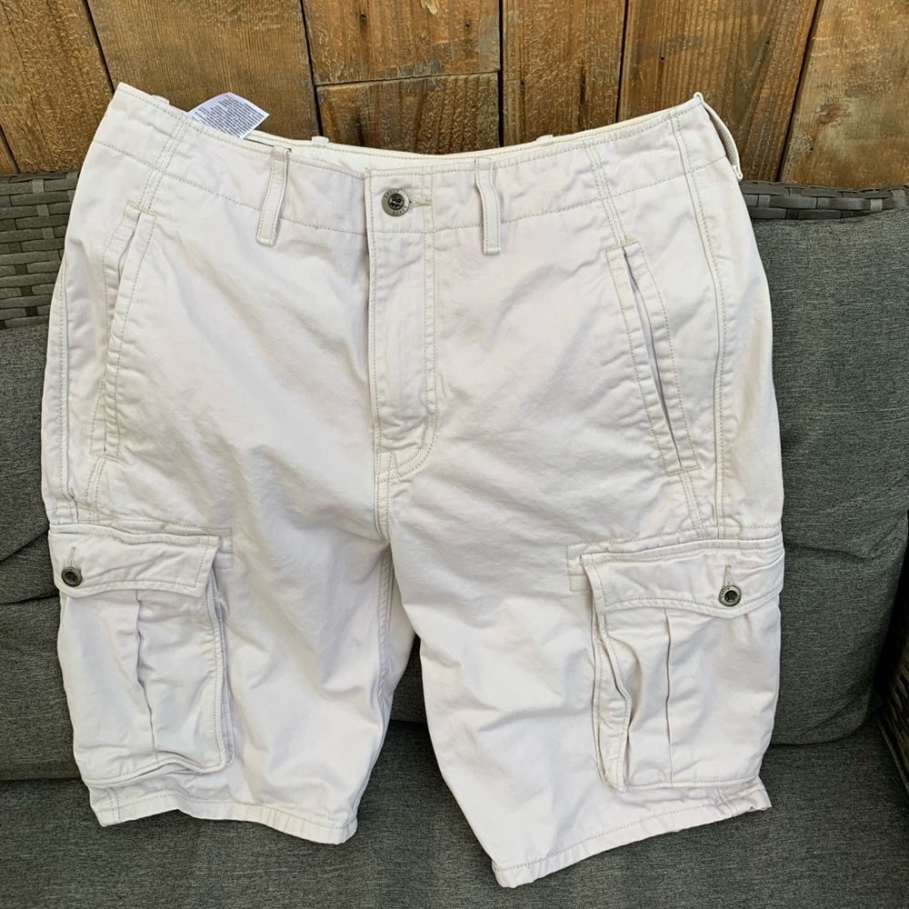 Size 30 light khaki Levi cargo shorts